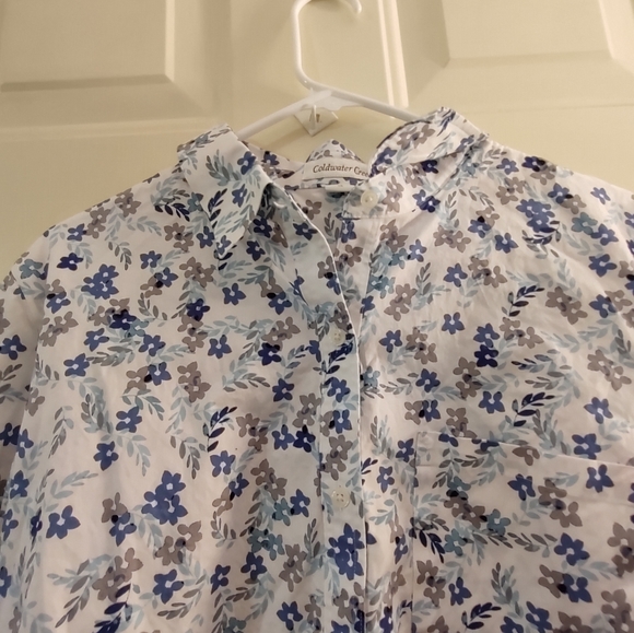 Women's Coldwater Creek floral button up shirt. - Picture 3 of 3